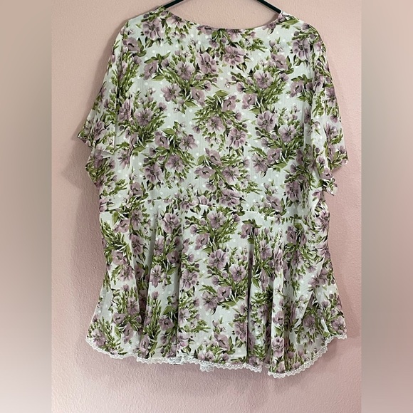 Torrid V-neck top size 4 Plus Women’s in floral design - Picture 4 of 7